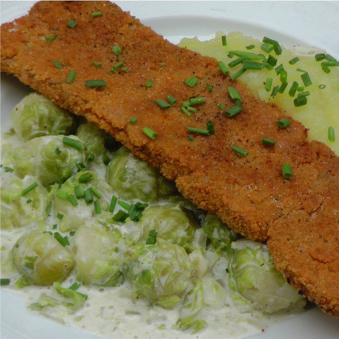 Seitan-Schnitzel mit Rahm-Rosenkohl und Kartoffelpüree – Restaurant Hiller