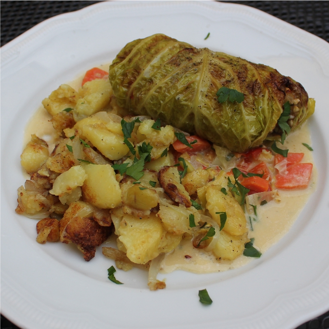 Wirsing-Roulade auf Rahmgemüse mit Bratkartoffeln – Restaurant Hiller