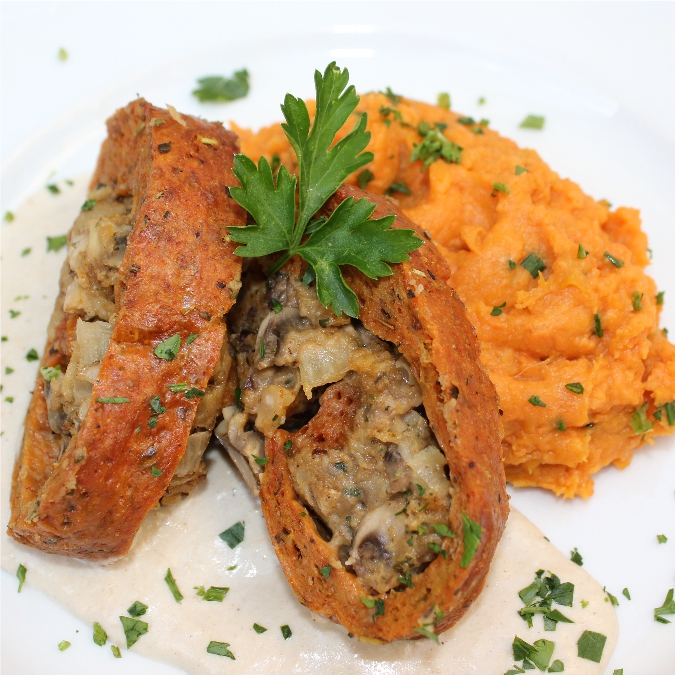 Champignon-Rollbraten mit Süßkartoffelpüree und Sesamsauce – Restaurant ...