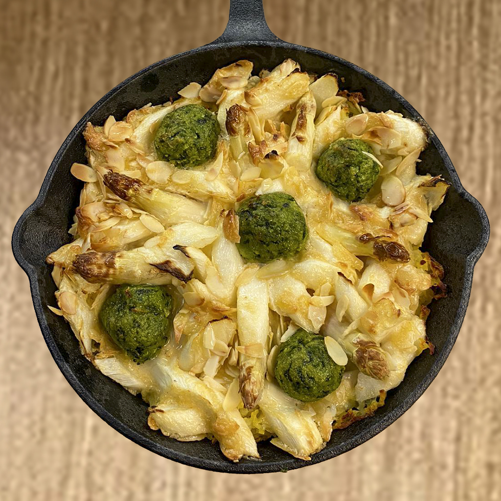 Spargel-Gratin mit Bärlauch-Erbsen-Bällchen, Kartoffel-Zwirl und Mandel ...